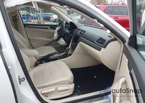 2017 Volkswagen Passat 1.8T R-Line z USA, uszkodzony, nr VIN 1VWDT7A37HC043834